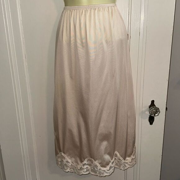 Vintage Cabernet light tan half slip with lace trim - Picture 1 of 7